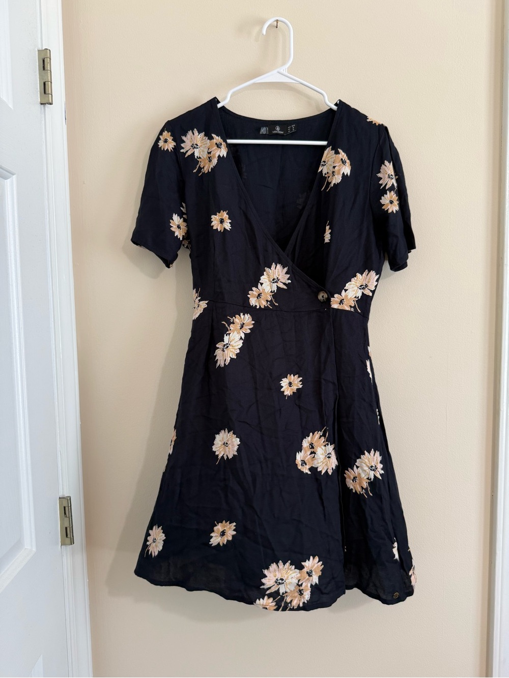 Volcom Black Floral Wrap Mini Dress Medium Size 8